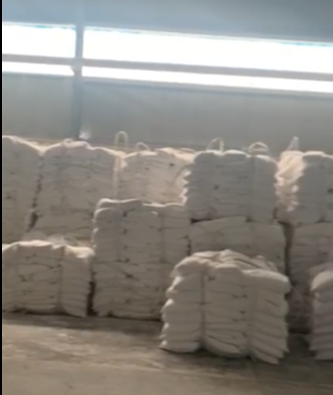 装车现场发往青岛轻质碳酸钙_轻钙粉33吨-第1张-公司动态-淄博双威化工